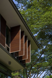 Exemplos de sucesso da transformação da fachada da casa com a ajuda de persianas para janelas (madeira, metal, plástico). Tornar simples e bonito (+ Avaliações)
