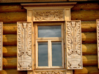 Exemplos de sucesso da transformação da fachada da casa com a ajuda de persianas para janelas (madeira, metal, plástico). Tornar simples e bonito (+ Avaliações)
