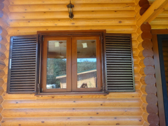 Exemplos de sucesso da transformação da fachada da casa com a ajuda de persianas para janelas (madeira, metal, plástico). Tornar simples e bonito (+ Avaliações)