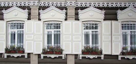 Exemplos de sucesso da transformação da fachada da casa com a ajuda de persianas para janelas (madeira, metal, plástico). Tornar simples e bonito (+ Avaliações)