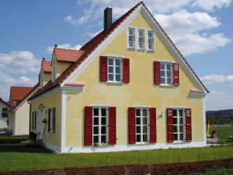 Exemplos de sucesso da transformação da fachada da casa com a ajuda de persianas para janelas (madeira, metal, plástico).Tornar simples e bonito (+ Avaliações)