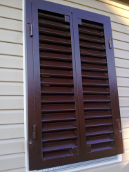 Exemplos de sucesso da transformação da fachada da casa com a ajuda de persianas para janelas (madeira, metal, plástico). Tornar simples e bonito (+ Avaliações)