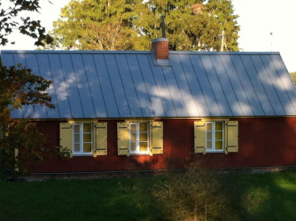 Exemplos de sucesso da transformação da fachada da casa com a ajuda de persianas para janelas (madeira, metal, plástico). Tornar simples e bonito (+ Avaliações)