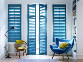 Exemplos de sucesso da transformação da fachada da casa com a ajuda de persianas para janelas (madeira, metal, plástico). Tornar simples e bonito (+ Avaliações)