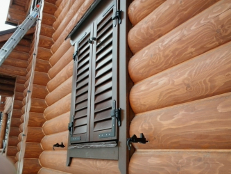 Exemplos de sucesso da transformação da fachada da casa com a ajuda de persianas para janelas (madeira, metal, plástico). Tornar simples e bonito (+ Avaliações)