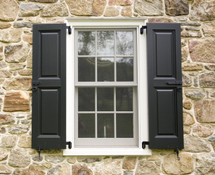 Exemplos de sucesso da transformação da fachada da casa com a ajuda de persianas para janelas (madeira, metal, plástico). Tornar simples e bonito (+ Avaliações)