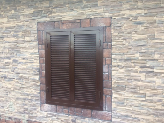 Exemplos de sucesso da transformação da fachada da casa com a ajuda de persianas para janelas (madeira, metal, plástico). Tornar simples e bonito (+ Avaliações)