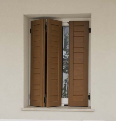 Exemplos de sucesso da transformação da fachada da casa com a ajuda de persianas para janelas (madeira, metal, plástico). Tornar simples e bonito (+ Avaliações)