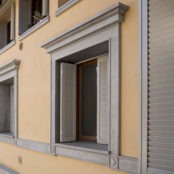 Exemplos de sucesso da transformação da fachada da casa com a ajuda de persianas para janelas (madeira, metal, plástico). Tornar simples e bonito (+ Avaliações)