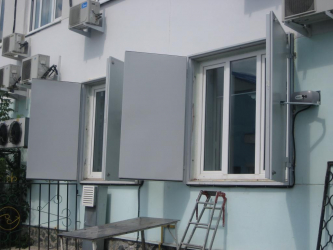 Exemplos de sucesso da transformação da fachada da casa com a ajuda de persianas para janelas (madeira, metal, plástico). Tornar simples e bonito (+ Avaliações)