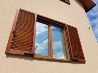 Exemplos de sucesso da transformação da fachada da casa com a ajuda de persianas para janelas (madeira, metal, plástico). Tornar simples e bonito (+ Avaliações)
