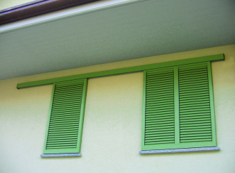 Exemplos de sucesso da transformação da fachada da casa com a ajuda de persianas para janelas (madeira, metal, plástico). Tornar simples e bonito (+ Avaliações)