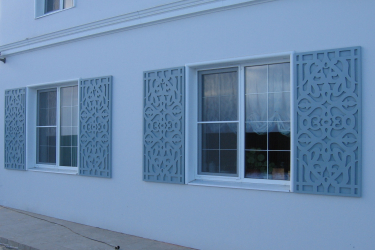 Exemplos de sucesso da transformação da fachada da casa com a ajuda de persianas para janelas (madeira, metal, plástico). Tornar simples e bonito (+ Avaliações)