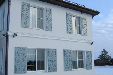 Exemplos de sucesso da transformação da fachada da casa com a ajuda de persianas para janelas (madeira, metal, plástico). Tornar simples e bonito (+ Avaliações)