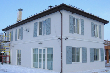 Exemplos de sucesso da transformação da fachada da casa com a ajuda de persianas para janelas (madeira, metal, plástico). Tornar simples e bonito (+ Avaliações)