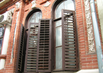 Exemplos de sucesso da transformação da fachada da casa com a ajuda de persianas para janelas (madeira, metal, plástico). Tornar simples e bonito (+ Avaliações)