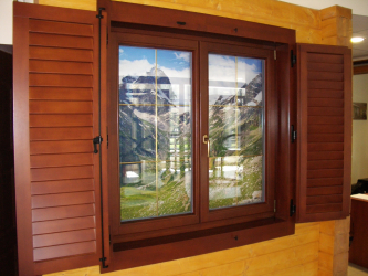 Exemplos de sucesso da transformação da fachada da casa com a ajuda de persianas para janelas (madeira, metal, plástico). Tornar simples e bonito (+ Avaliações)