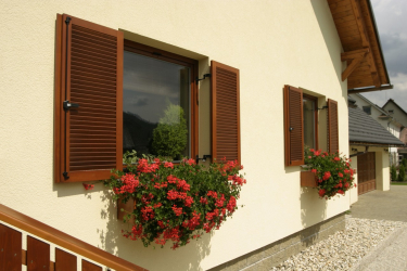Exemplos de sucesso da transformação da fachada da casa com a ajuda de persianas para janelas (madeira, metal, plástico). Tornar simples e bonito (+ Avaliações)
