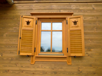 Exemplos de sucesso da transformação da fachada da casa com a ajuda de persianas para janelas (madeira, metal, plástico). Tornar simples e bonito (+ Avaliações)