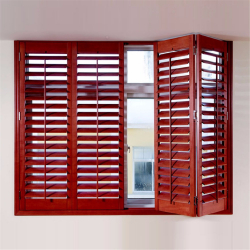 Exemplos de sucesso da transformação da fachada da casa com a ajuda de persianas para janelas (madeira, metal, plástico). Tornar simples e bonito (+ Avaliações)