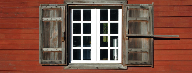 Exemplos de sucesso da transformação da fachada da casa com a ajuda de persianas para janelas (madeira, metal, plástico). Tornar simples e bonito (+ Avaliações)