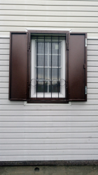 Exemplos de sucesso da transformação da fachada da casa com a ajuda de persianas para janelas (madeira, metal, plástico). Tornar simples e bonito (+ Avaliações)