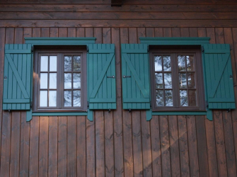 Exemplos de sucesso da transformação da fachada da casa com a ajuda de persianas para janelas (madeira, metal, plástico). Tornar simples e bonito (+ Avaliações)