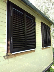 Exemplos de sucesso da transformação da fachada da casa com a ajuda de persianas para janelas (madeira, metal, plástico). Tornar simples e bonito (+ Avaliações)