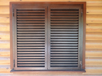 Exemplos de sucesso da transformação da fachada da casa com a ajuda de persianas para janelas (madeira, metal, plástico). Tornar simples e bonito (+ Avaliações)