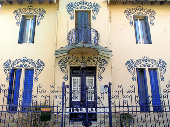 Exemplos de sucesso da transformação da fachada da casa com a ajuda de persianas para janelas (madeira, metal, plástico). Tornar simples e bonito (+ Avaliações)