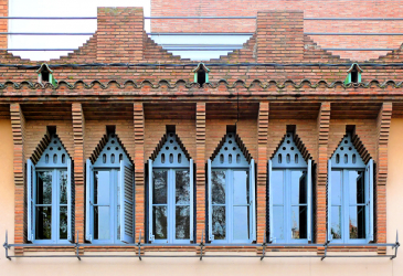Exemplos de sucesso da transformação da fachada da casa com a ajuda de persianas para janelas (madeira, metal, plástico). Tornar simples e bonito (+ Avaliações)