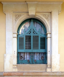 Exemplos de sucesso da transformação da fachada da casa com a ajuda de persianas para janelas (madeira, metal, plástico). Tornar simples e bonito (+ Avaliações)