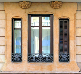 Exemplos de sucesso da transformação da fachada da casa com a ajuda de persianas para janelas (madeira, metal, plástico). Tornar simples e bonito (+ Avaliações)