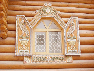 Exemplos de sucesso da transformação da fachada da casa com a ajuda de persianas para janelas (madeira, metal, plástico). Tornar simples e bonito (+ Avaliações)