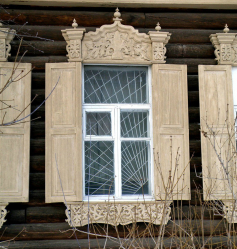 Exemplos de sucesso da transformação da fachada da casa com a ajuda de persianas para janelas (madeira, metal, plástico). Tornar simples e bonito (+ Avaliações)