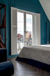 Exemplos de sucesso da transformação da fachada da casa com a ajuda de persianas para janelas (madeira, metal, plástico). Tornar simples e bonito (+ Avaliações)