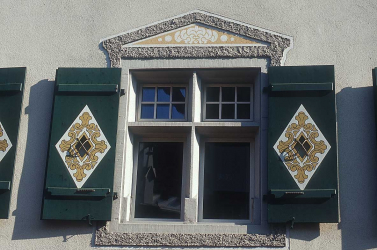 Exemplos de sucesso da transformação da fachada da casa com a ajuda de persianas para janelas (madeira, metal, plástico). Tornar simples e bonito (+ Avaliações)