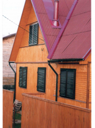 Exemplos de sucesso da transformação da fachada da casa com a ajuda de persianas para janelas (madeira, metal, plástico). Tornar simples e bonito (+ Avaliações)