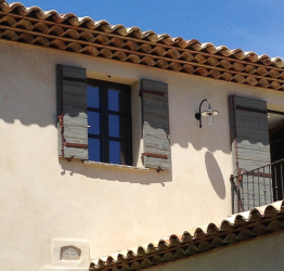 Exemplos de sucesso da transformação da fachada da casa com a ajuda de persianas para janelas (madeira, metal, plástico). Tornar simples e bonito (+ Avaliações)