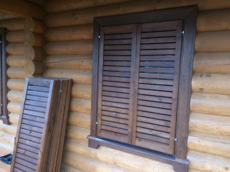Exemplos de sucesso da transformação da fachada da casa com a ajuda de persianas para janelas (madeira, metal, plástico). Tornar simples e bonito (+ Avaliações)