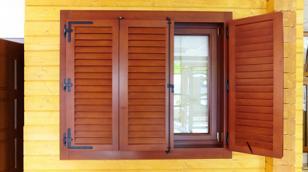 Exemplos de sucesso da transformação da fachada da casa com a ajuda de persianas para janelas (madeira, metal, plástico). Tornar simples e bonito (+ Avaliações)