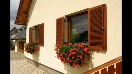 Exemplos de sucesso da transformação da fachada da casa com a ajuda de persianas para janelas (madeira, metal, plástico). Tornar simples e bonito (+ Avaliações)