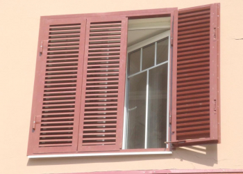 Exemplos de sucesso da transformação da fachada da casa com a ajuda de persianas para janelas (madeira, metal, plástico). Tornar simples e bonito (+ Avaliações)