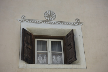 Exemplos de sucesso da transformação da fachada da casa com a ajuda de persianas para janelas (madeira, metal, plástico). Tornar simples e bonito (+ Avaliações)