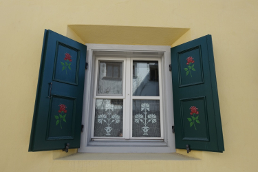 Exemplos de sucesso da transformação da fachada da casa com a ajuda de persianas para janelas (madeira, metal, plástico). Tornar simples e bonito (+ Avaliações)