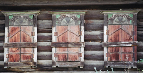 Exemplos de sucesso da transformação da fachada da casa com a ajuda de persianas para janelas (madeira, metal, plástico). Tornar simples e bonito (+ Avaliações)