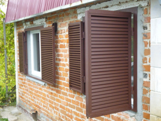 Exemplos de sucesso da transformação da fachada da casa com a ajuda de persianas para janelas (madeira, metal, plástico). Tornar simples e bonito (+ Avaliações)