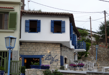 Exemplos de sucesso da transformação da fachada da casa com a ajuda de persianas para janelas (madeira, metal, plástico).Tornar simples e bonito (+ Avaliações)
