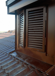 Exemplos de sucesso da transformação da fachada da casa com a ajuda de persianas para janelas (madeira, metal, plástico). Tornar simples e bonito (+ Avaliações)