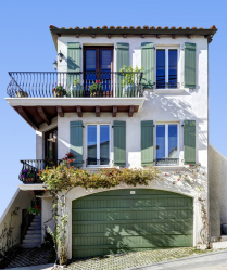 Exemplos de sucesso da transformação da fachada da casa com a ajuda de persianas para janelas (madeira, metal, plástico). Tornar simples e bonito (+ Avaliações)